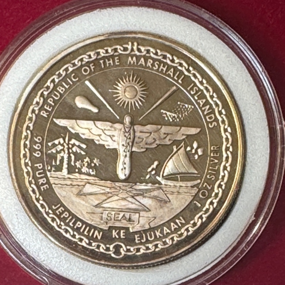 Marshal Island Silver Commemorative Coin Set two coins - Picture 11 of 14